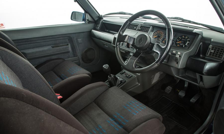 Торпедо Renault 5 GT Turbo 1986 года  (UK) (фото 15 из 17)
